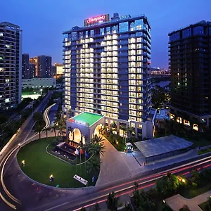 Отель Hampton By Hilton Bay, Санья
